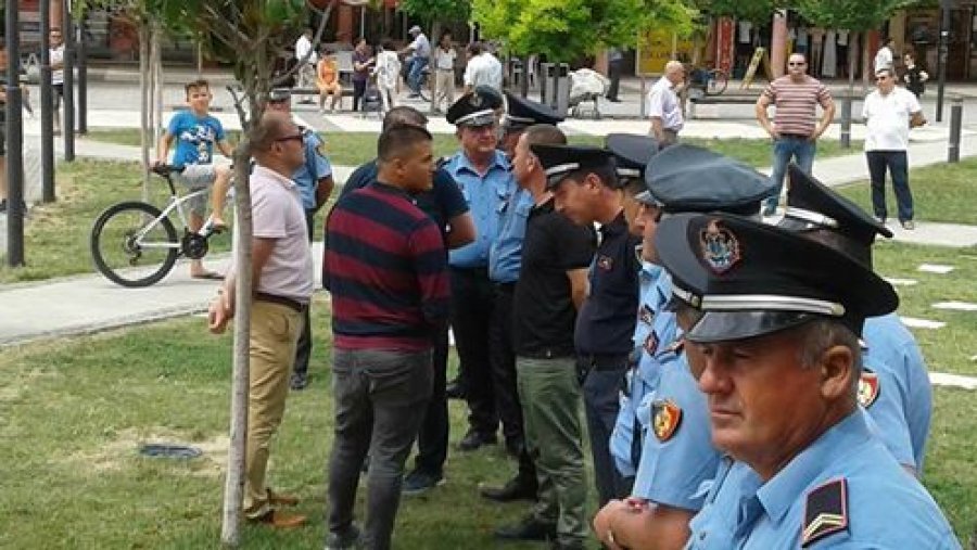 FOTO GALERI/ Edi Rama pritet me protesta në Lushnje: Qeveri mafioze, qeveri e drogës, Rama hajdut