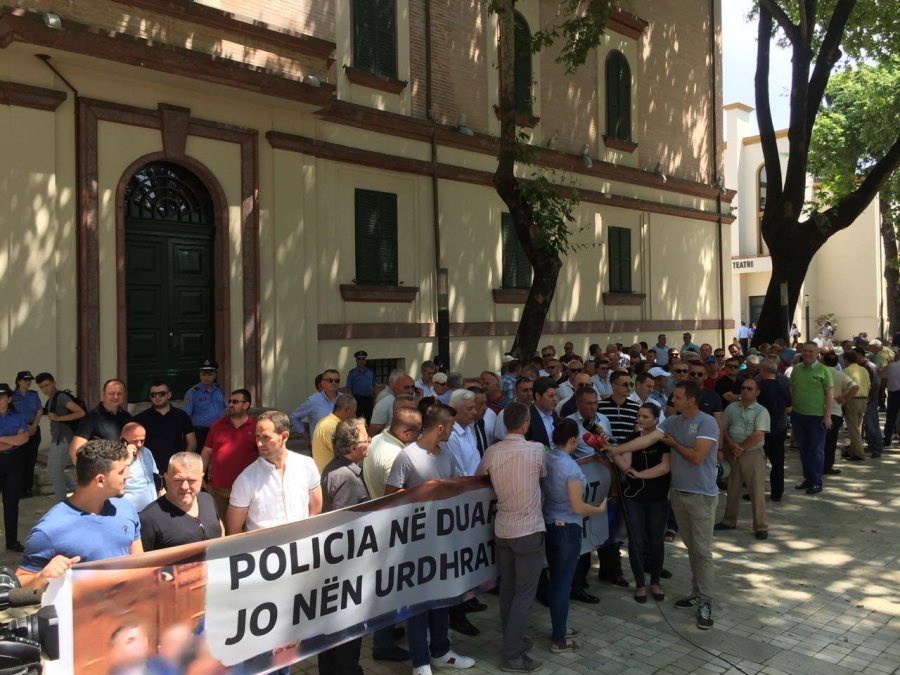 FOTO GALERI/ Policët e shkarkuar protestojnë: Xhafaj ik!