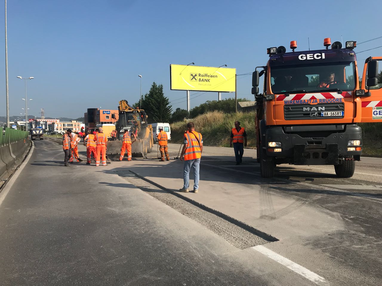 DETAJE & FOTO GALERI/ Fillon arnimi, bllokohet nga sot segmenti i parë i autostradës Tiranë – Durrës
