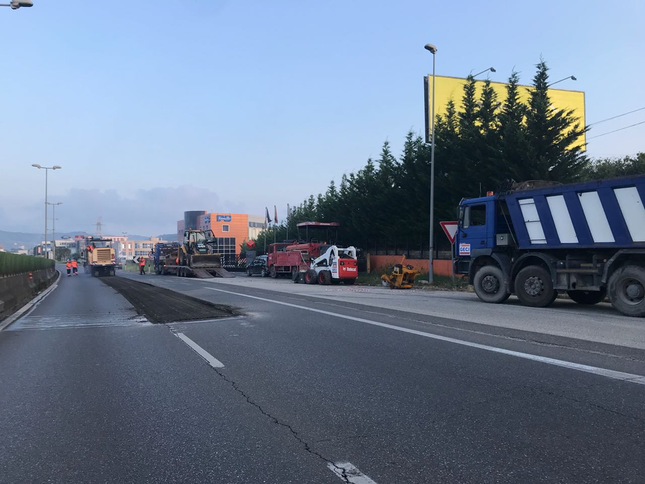 DETAJE & FOTO GALERI/ Fillon arnimi, bllokohet nga sot segmenti i parë i autostradës Tiranë – Durrës