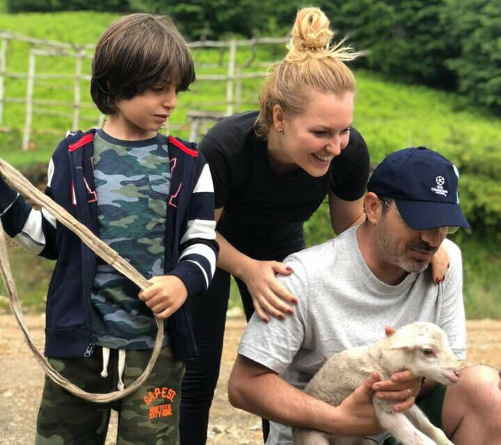 FOTO LAJM/ Bashkëshortja e Saimir Tahirit ironizon Erion Veliajn: Jo thjesht nga…