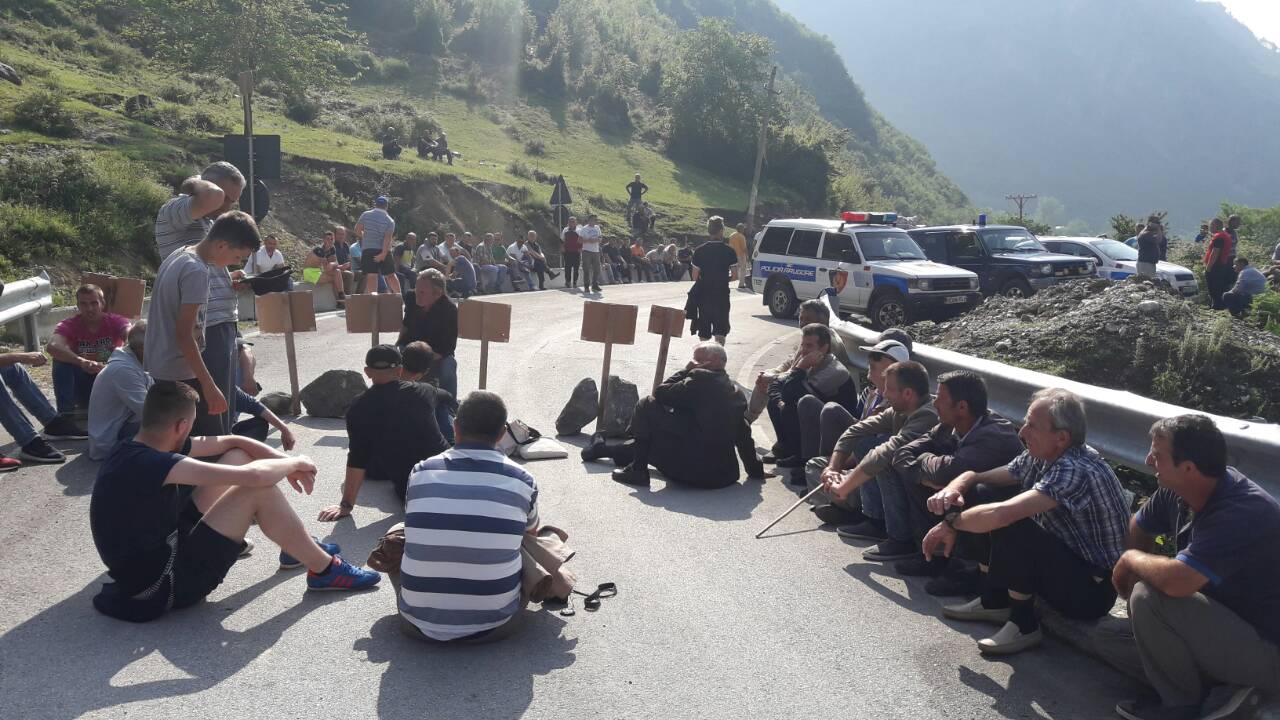 FOTO GALERI/ Valbonë, banorët bllokojnë rrugën: Dinamiti i HEC-ve po na shemb shtëpitë