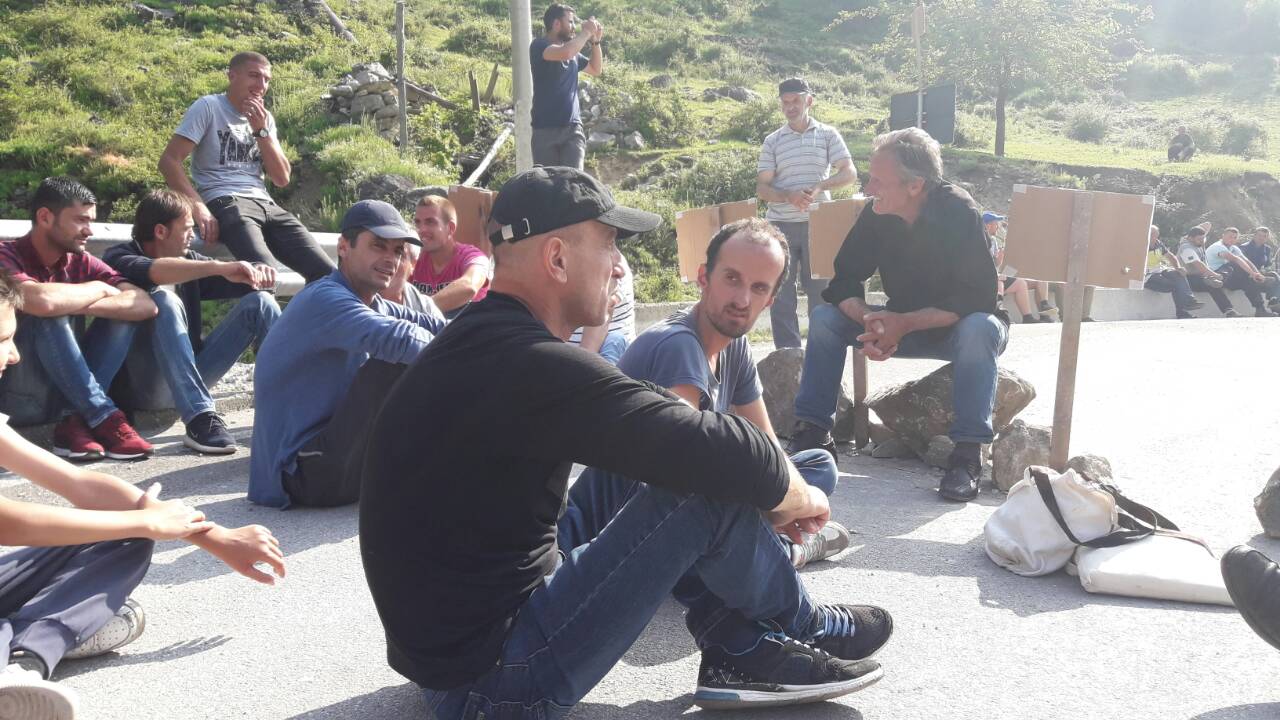 FOTO GALERI/ Valbonë, banorët bllokojnë rrugën: Dinamiti i HEC-ve po na shemb shtëpitë