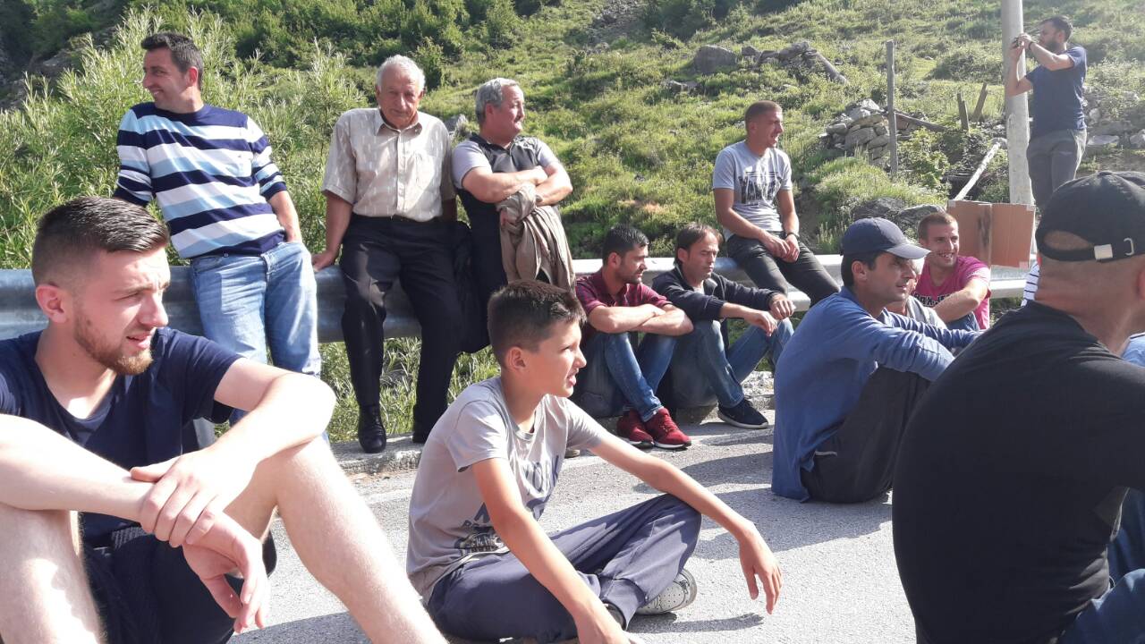 FOTO GALERI/ Valbonë, banorët bllokojnë rrugën: Dinamiti i HEC-ve po na shemb shtëpitë
