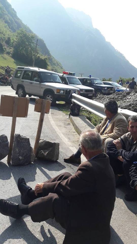 FOTO GALERI/ Valbonë, banorët bllokojnë rrugën: Dinamiti i HEC-ve po na shemb shtëpitë