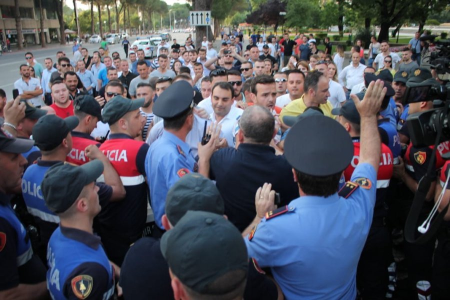 VIDEO/FRPD dhe LRI pëplasen me policinë gjatë protestës së sotme
