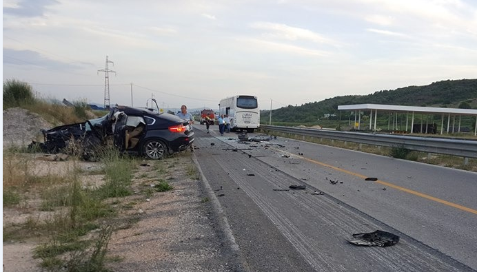 FOTO GALERI/ Aksident i rëndë në rrugën Fier – Vlorë, autobusi përplaset me BMW X6