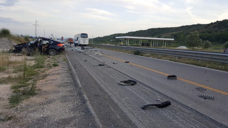 FOTO GALERI/ Aksident i rëndë në rrugën Fier – Vlorë, autobusi përplaset me BMW X6