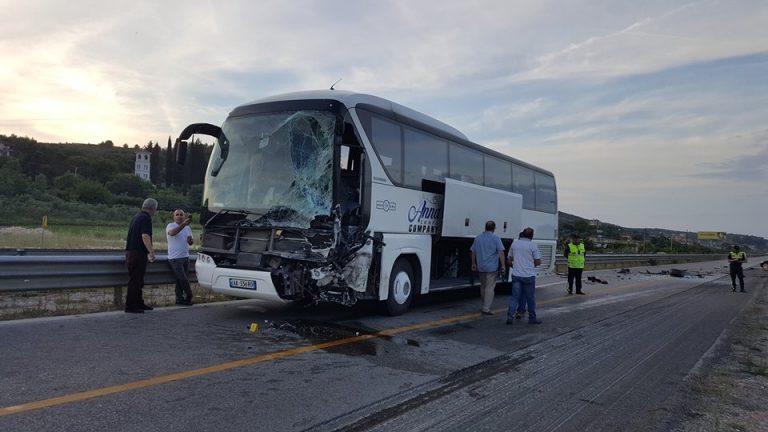 FOTO GALERI/ Aksident i rëndë në rrugën Fier – Vlorë, autobusi përplaset me BMW X6