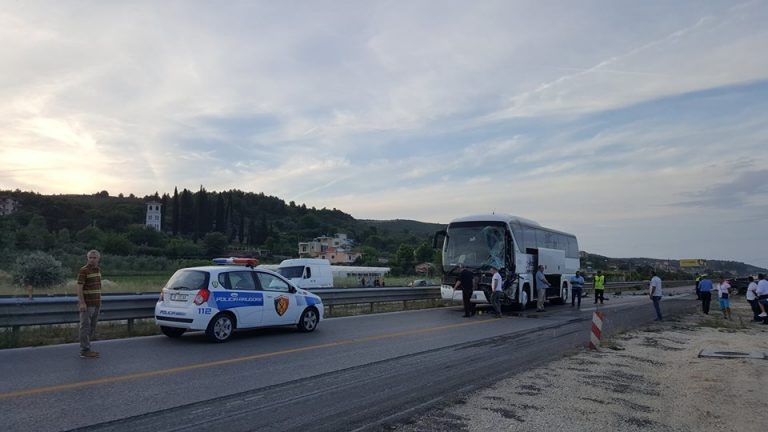 FOTO GALERI/ Aksident i rëndë në rrugën Fier – Vlorë, autobusi përplaset me BMW X6