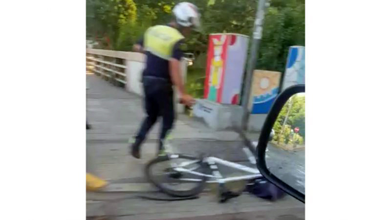 FOTO/ Tiranë, automjeti përplas një person me biçikletë