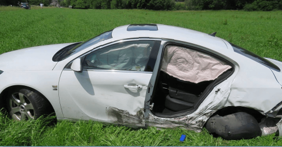 FOTO/ Italiania trembet nga një mizë në makinë, shkakton aksident dhe plagos 3 shqiptarë