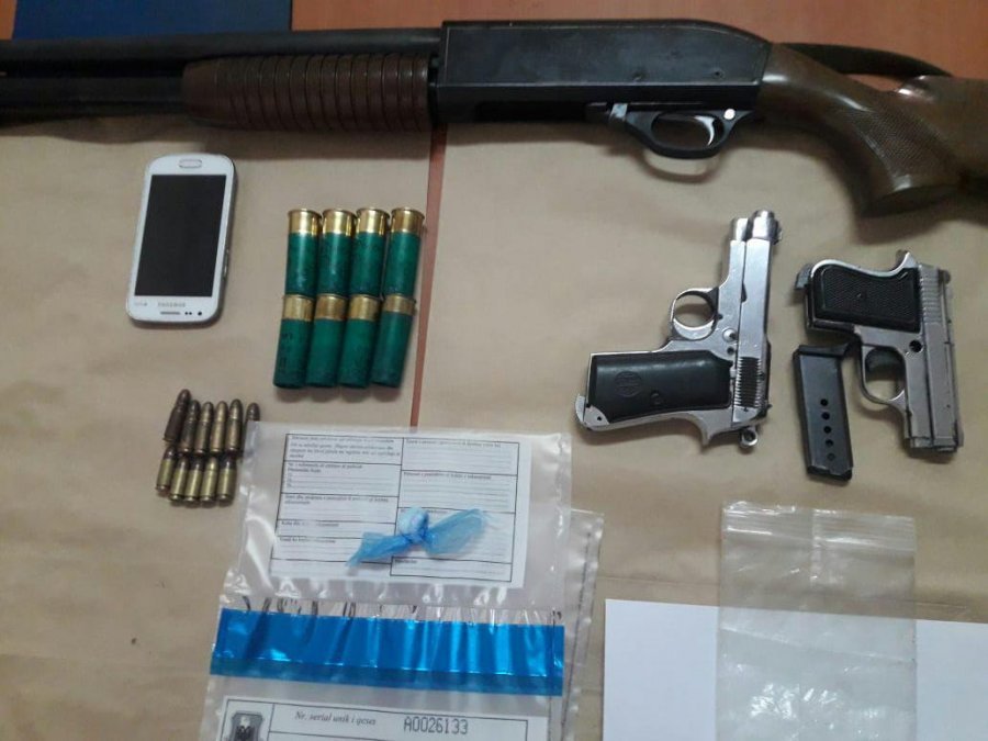 EMRAT & FOTO/ Kukës, gjenden armë zjarri dhe drogë, dy persona përfundojnë në pranga