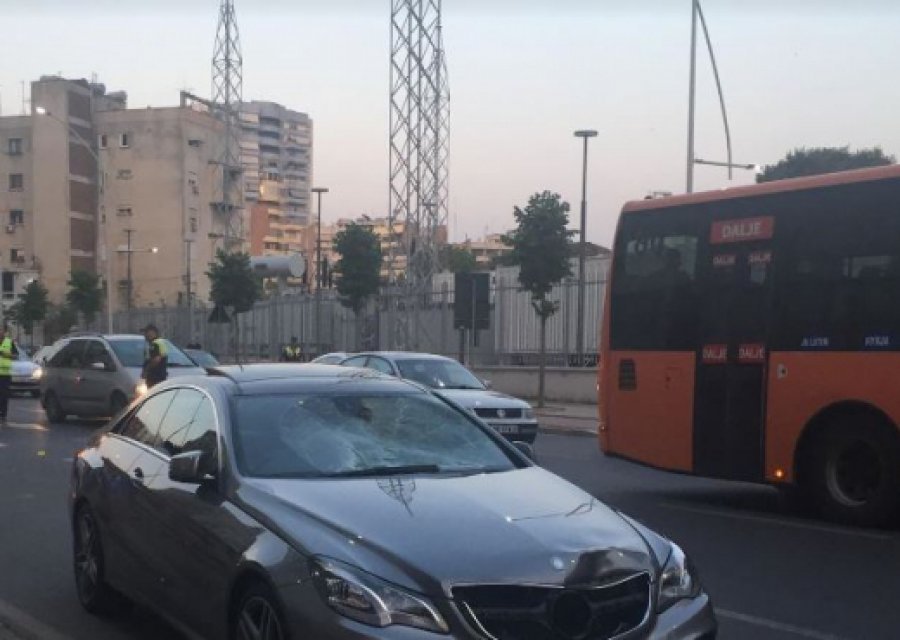 Aksident në qendër të Tiranës, dërgohet për në spital i plagosuri