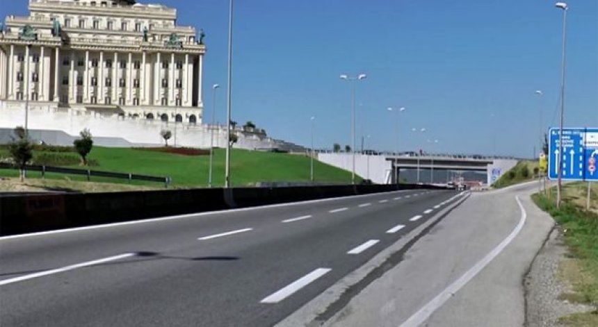 DETAJE & FOTO GALERI/ Fillon arnimi, bllokohet nga sot segmenti i parë i autostradës Tiranë – Durrës