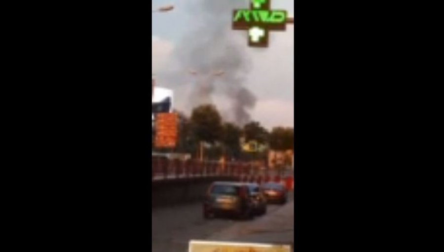 Tiranë, zjarr afër shkollës “Qemal Stafa”, në flakë një shtëpi dy katëshe