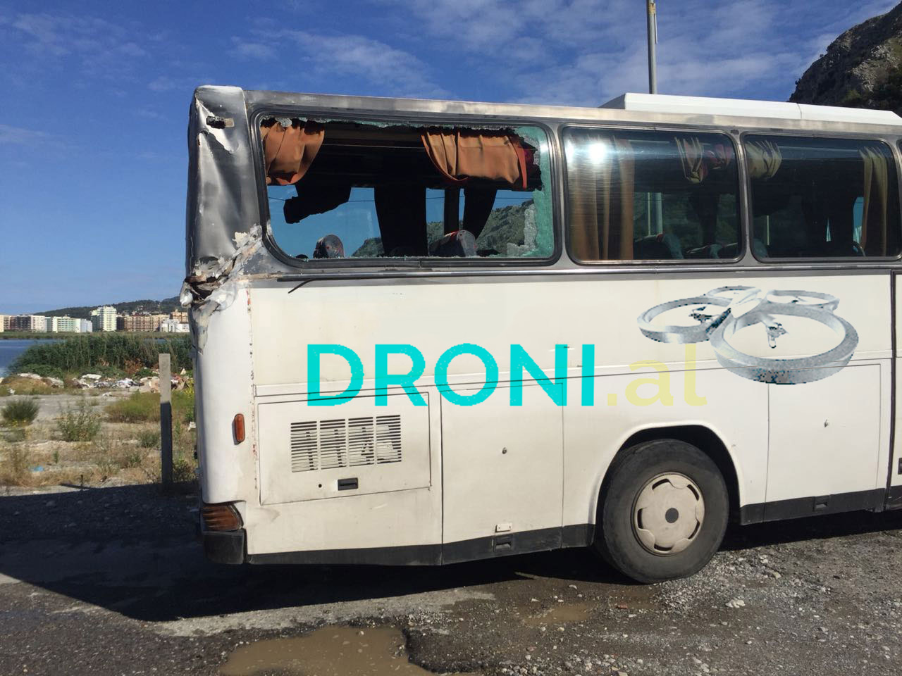 FOTO/ Shëngjin, shkëputen gurë nga mali dhe bien mbi autobus, plagosen dy gra