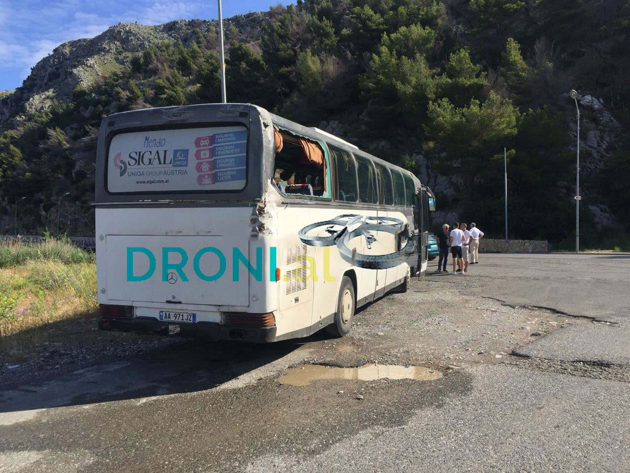 FOTO/ Shëngjin, shkëputen gurë nga mali dhe bien mbi autobus, plagosen dy gra