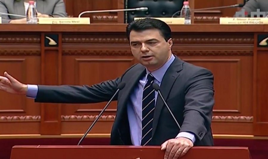 VIDEO/ Ruçi “e bën skemë” i pret fjalën Bashës ndërpret edhe punimet e Kuvendit