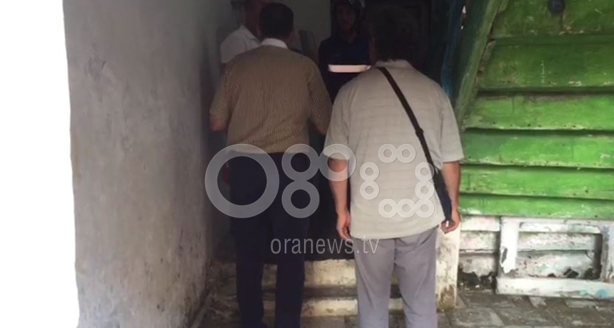 VIDEO/Berat, babai kërcënon djalin 10 vjeçar në banesë, nuk e lejon të dali nga shtëpia