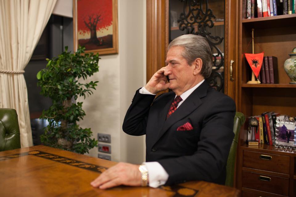 Denoncimi i maturantes nga Lushnja: Administratoret benin foto të testit dhe i dërgonin mësueseve të matematikës për zgjidhje