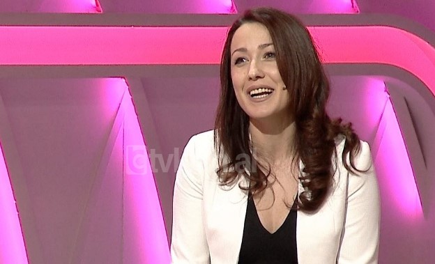 Prekëse,komunizmi i ndaloi nënës ëndrrën, e bija i bën surprizën e madhe