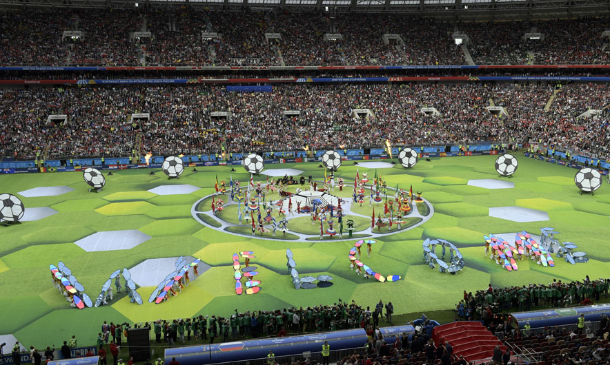 Fotot/ Botërori 2018 nis me hite muzikore. Robi William ngre ne këmbë stadiumin