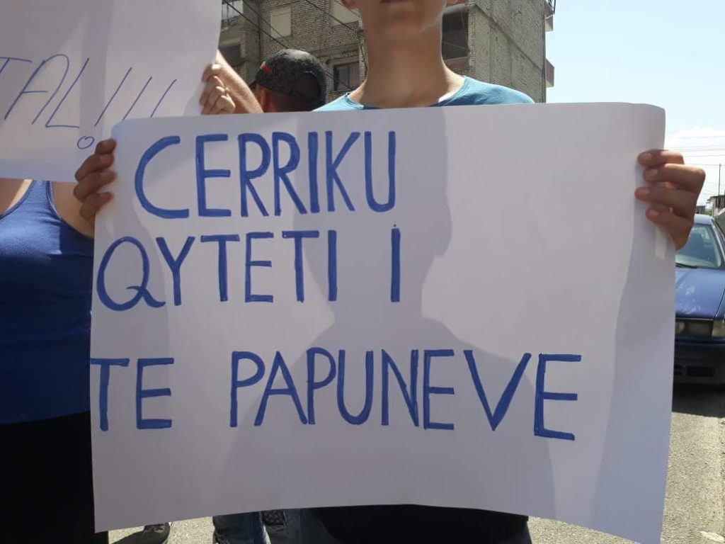 VIDEO GALERI/ Cërrik, dhjetëra policë ruajnë Ramën, qytetarët në protestë “Ik, Ik!”