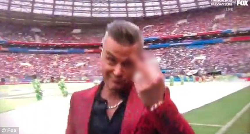 Këngëtari që hapi Kupën e Botës duke nxjerrë gishtin, ka probleme mendore