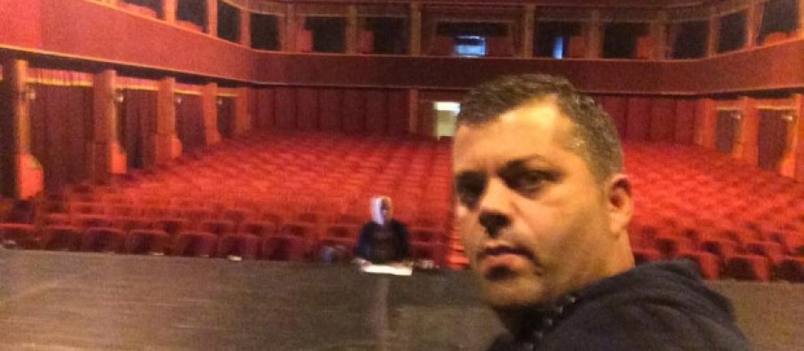 Teatrit i duhen aktorë si Arben Derhemi!