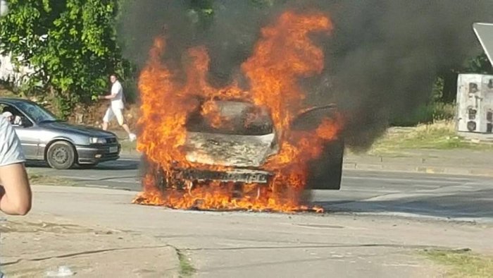 Cërrik, makina përfshihet nga flakët, plagoset polici