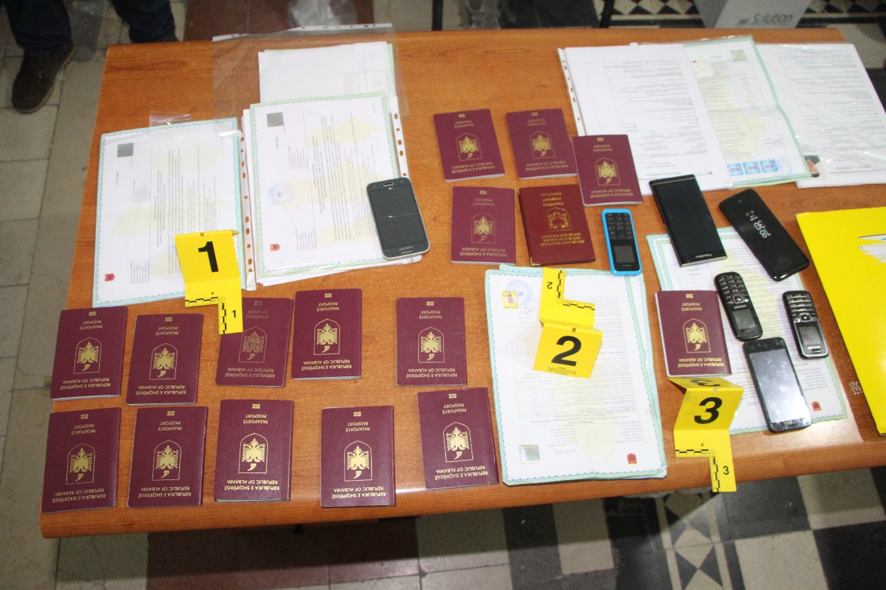 EMRA & FOTO GALERI/ Prangosen dy organizatorët e rrjetit, dërgoni shqiptarët në Angli e Gjermani për 10 deri 16 mijë euro