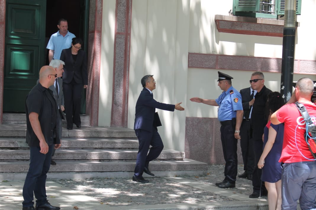 FOTO GALERI/ Ambasadori Donald Lu takim me Fatmir Xhafajn në Ministrinë e Brendshme
