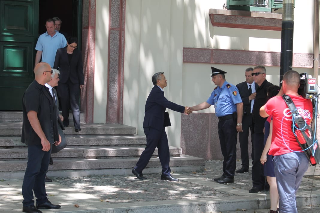 FOTO GALERI/ Ambasadori Donald Lu takim me Fatmir Xhafajn në Ministrinë e Brendshme