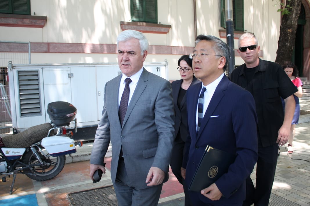 FOTO GALERI/ Ambasadori Donald Lu takim me Fatmir Xhafajn në Ministrinë e Brendshme