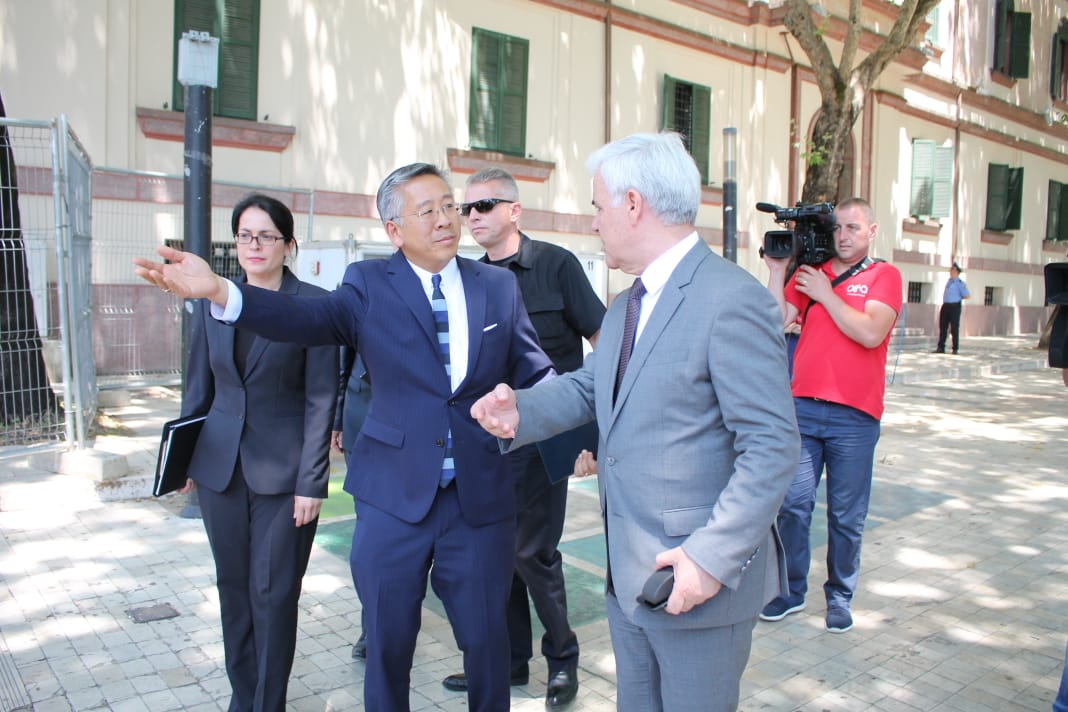 FOTO GALERI/ Ambasadori Donald Lu takim me Fatmir Xhafajn në Ministrinë e Brendshme