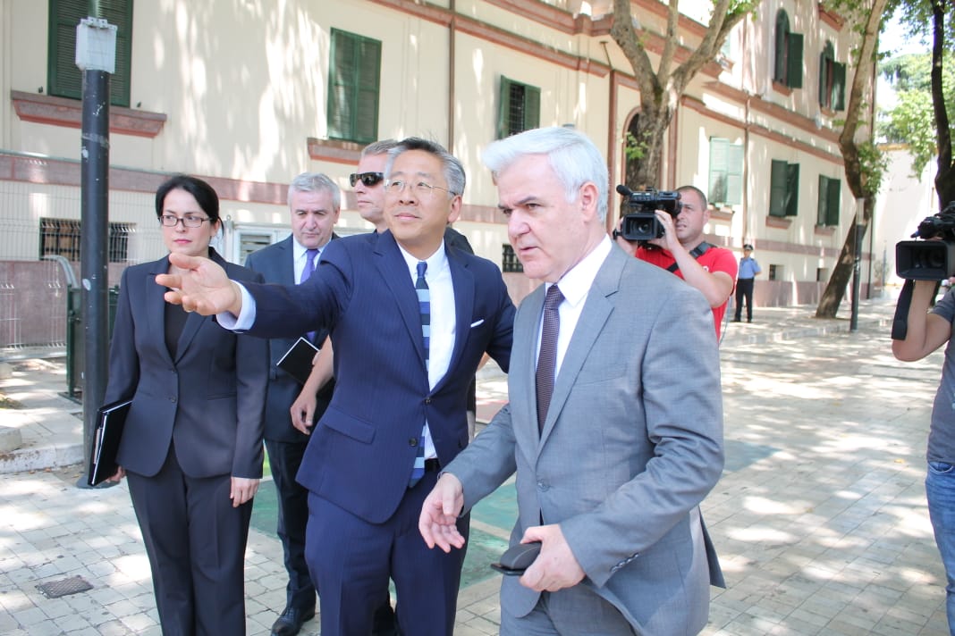 FOTO GALERI/ Ambasadori Donald Lu takim me Fatmir Xhafajn në Ministrinë e Brendshme