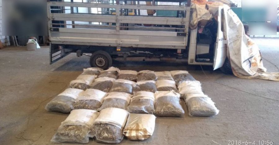 FOTO/ Greqi, arrestohet greku dhe shqiptari, sekuestrohet 220 kg kanabis e heroinë