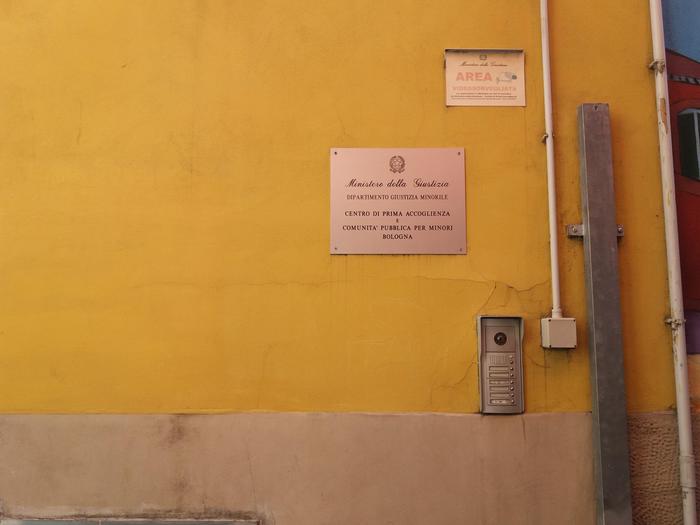 Të miturit shqiptarë masakrojnë tunizianët, të plagosur edhe 4 policë