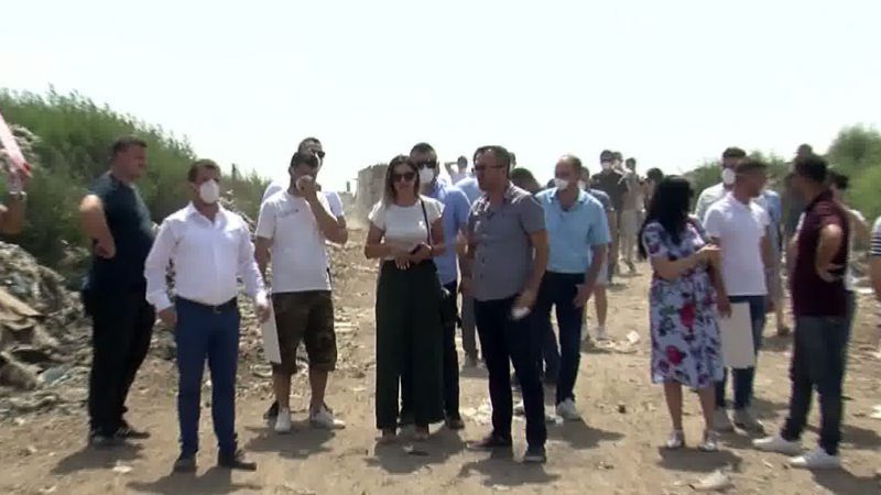 FOTO/ Durrës, protestë te landfilli,  banorët me maska: Kështu nuk jetohet…