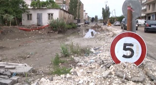 Sezoni turistik ka filluar ,rrugët e plazhit të Vlorës në gjendje të mjeruar