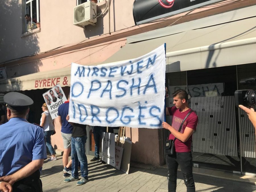 VIDEO & FOTO GALERI/ Elbasan, Rama pritet me protesta: Mirë se vjen o Pasha i drogës – Policia provokon incident
