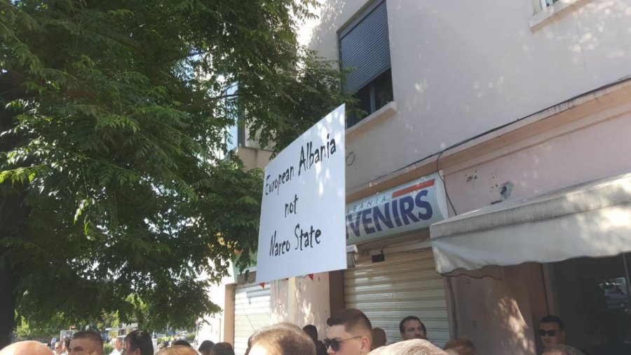 VIDEO & FOTO GALERI/ Elbasan, Rama pritet me protesta: Mirë se vjen o Pasha i drogës – Policia provokon incident