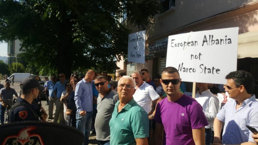VIDEO & FOTO GALERI/ Elbasan, Rama pritet me protesta: Mirë se vjen o Pasha i drogës – Policia provokon incident