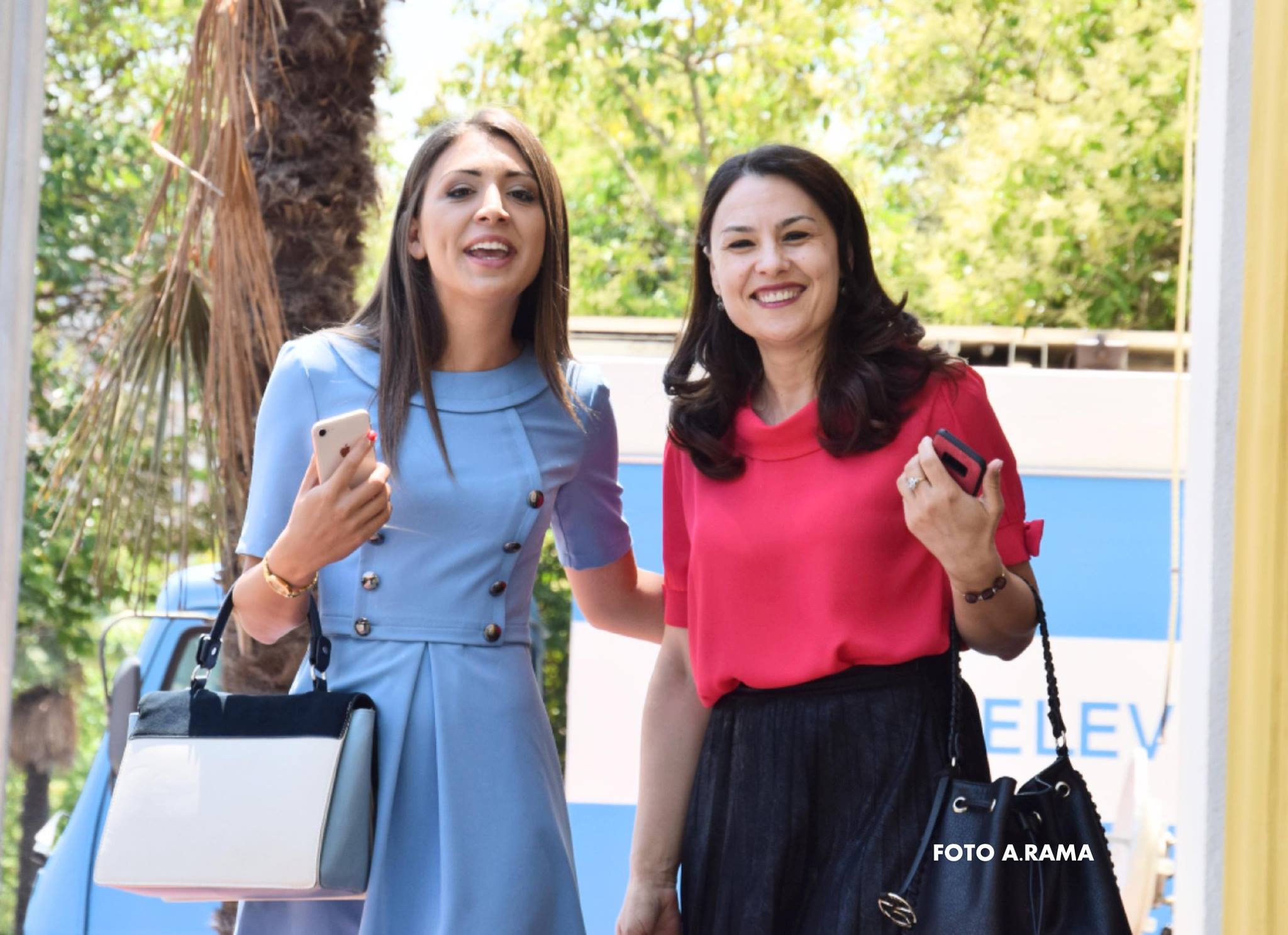 Deputetja Elena Xhina bën një lëvizje të beftë, rrëzon deklaratën e Reme Lalës