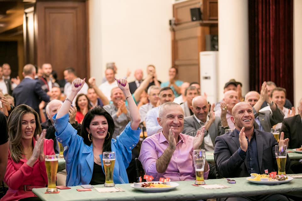 FOTO/Era Istrefi kalon 90 minuta me Ilir Metën