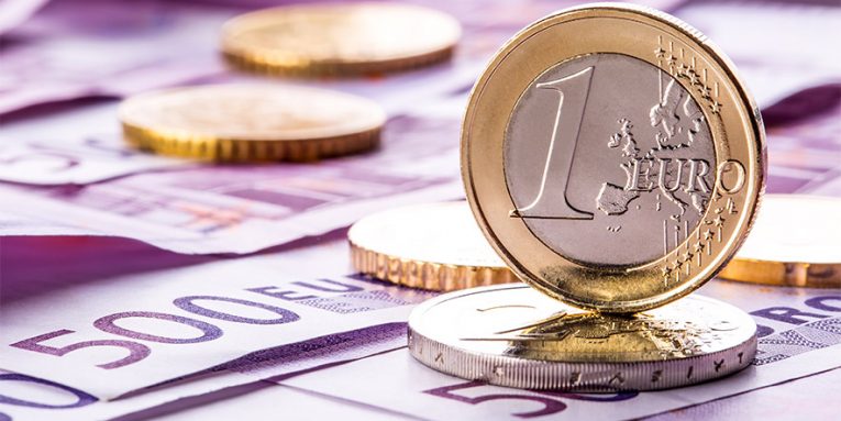 Rënia e euros do vazhdojë, turistët dhe remitancat do kapin majat