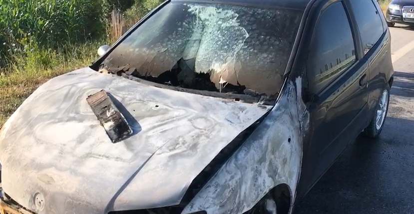 FOTO/ Fiati shpërthen në flakë tek ura e Mifolit, shoferi hidhet si nëpër filma