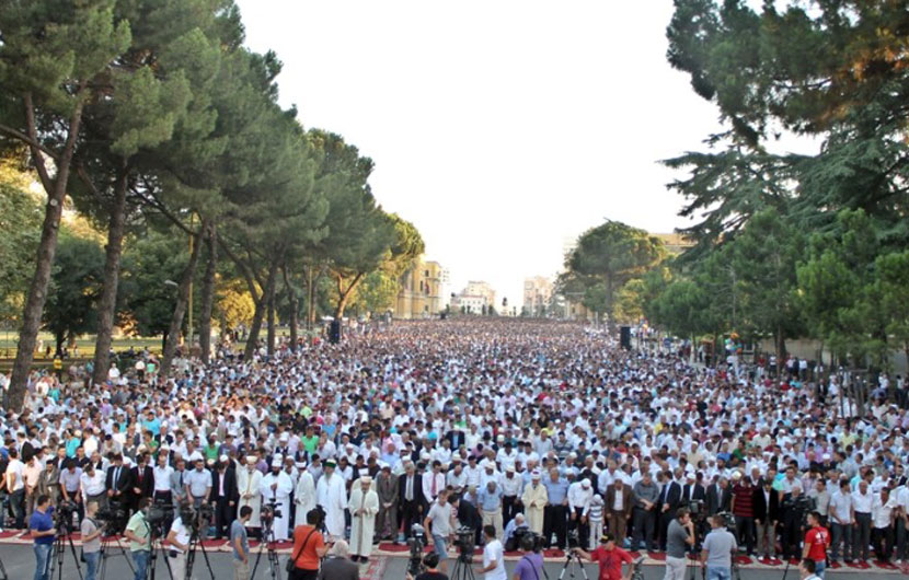 Fiter Bajrami mbledh mijëra besimtarë në bulevardin “Dëshmorët e Kombit”