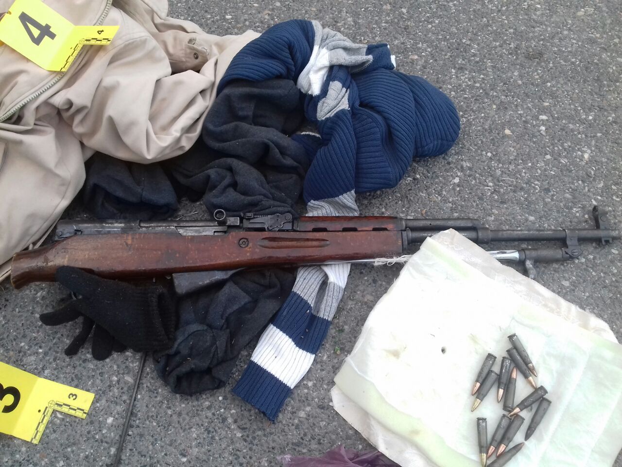 Droge e armë në Elbasan. Prangosen tre, njëri gabitës taksish